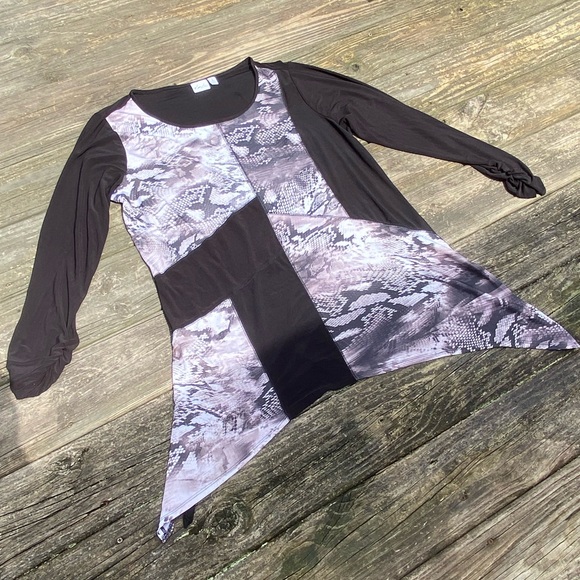 Kim Roger’s snake print black shark bite blouse size 1X ruched sleeves - Picture 5 of 9